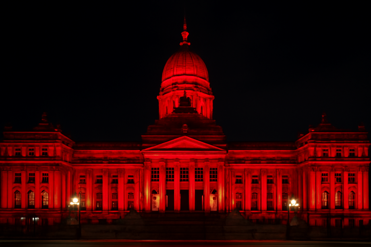 El Congreso se iluminó de rojo por el Día del Bombero Voluntario