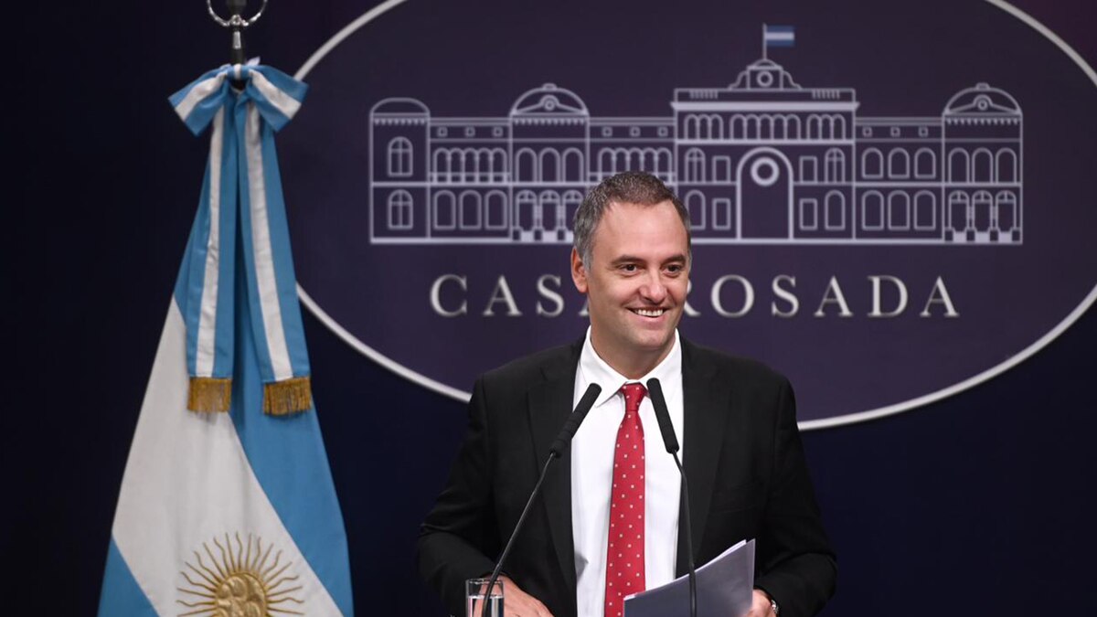 Adorni prepara su regreso a las conferencias tras más de un mes de silencio