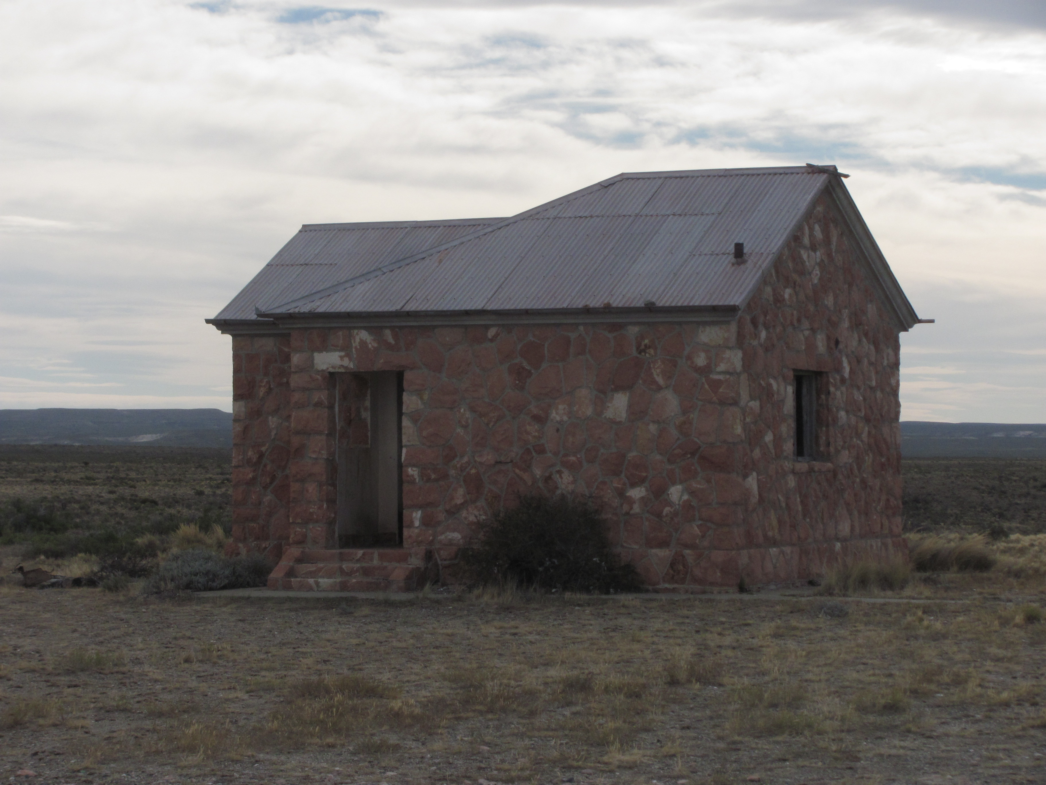 Casa de piedra ubicada en el pueblo abandonado de Mazaredo (provincia de Santa Cruz)