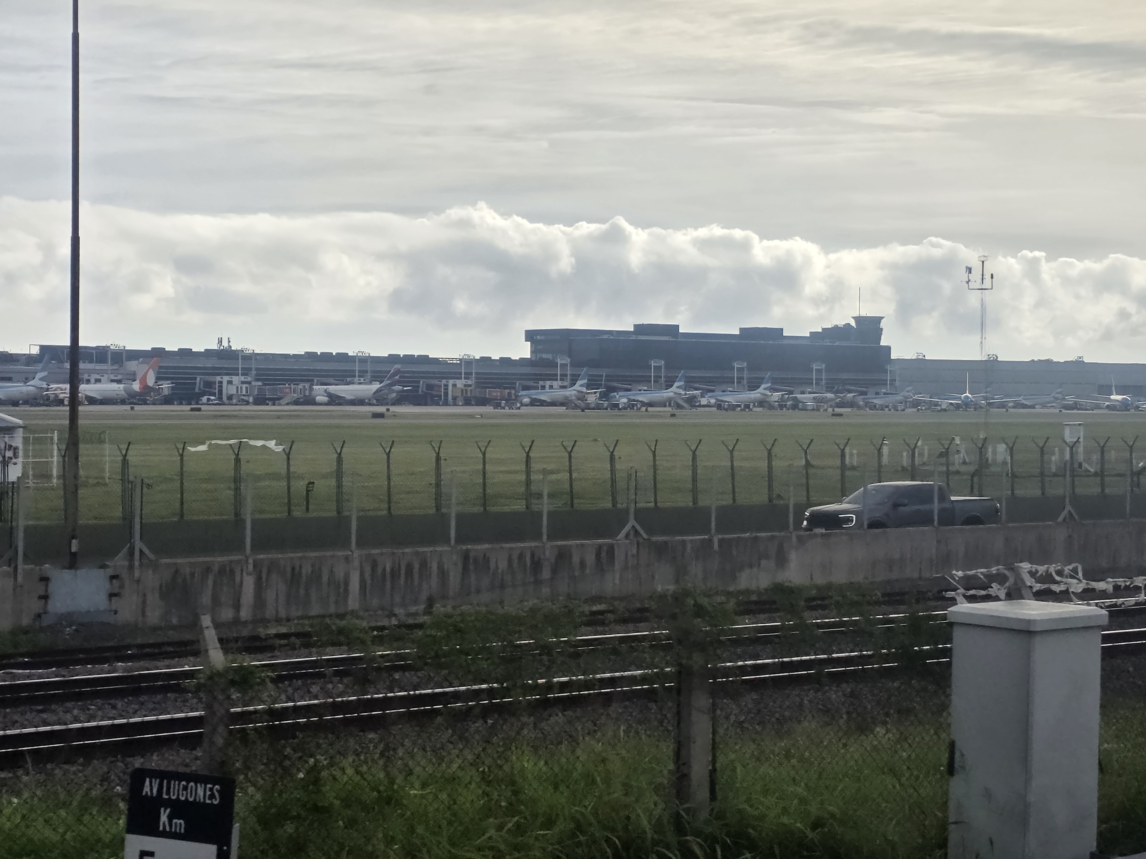 Lateral de pista de aterrizaje de Aeroparque "Jorge Newbery" (Ciudad de Buenos Aires, Argentina).