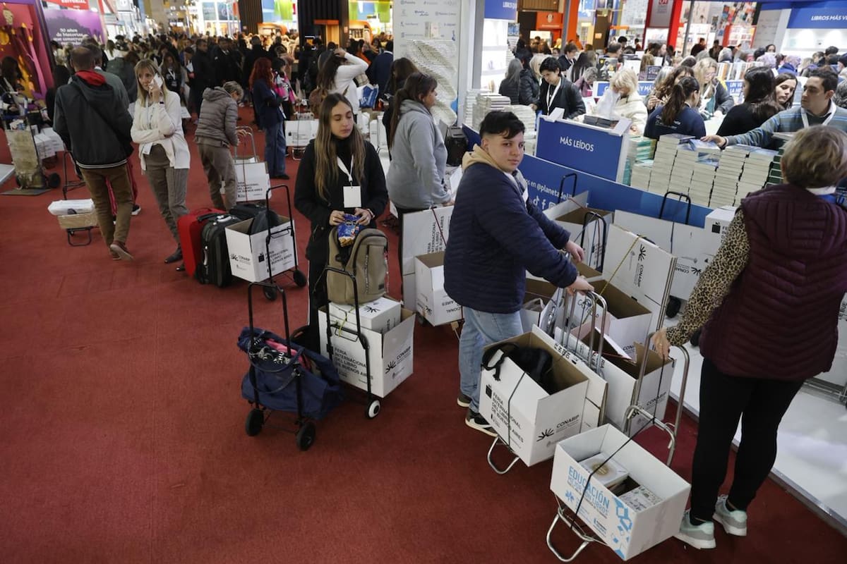 Bibliotecarios de 886 bibliotecas compran con 50% de descuento en la Feria del Libro
