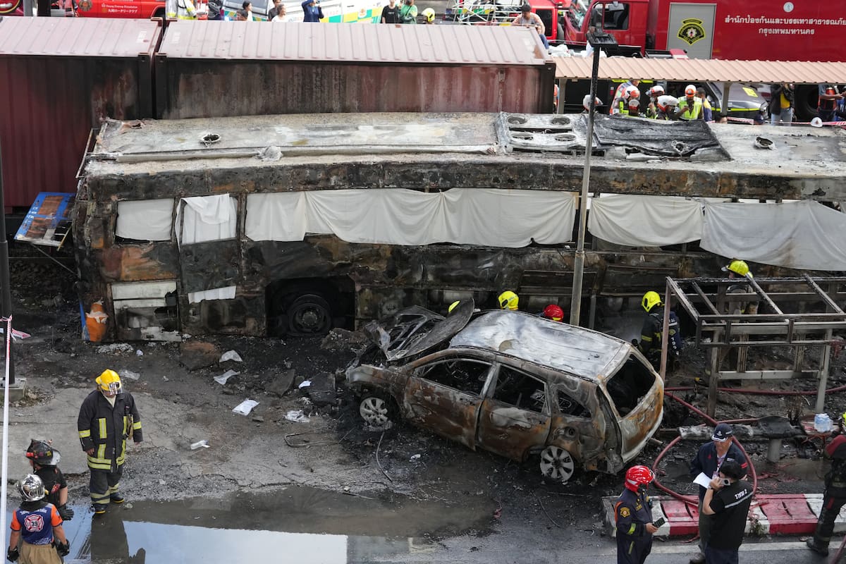 Choque entre tren y colectivo en Bangkok deja al menos 8 muertos