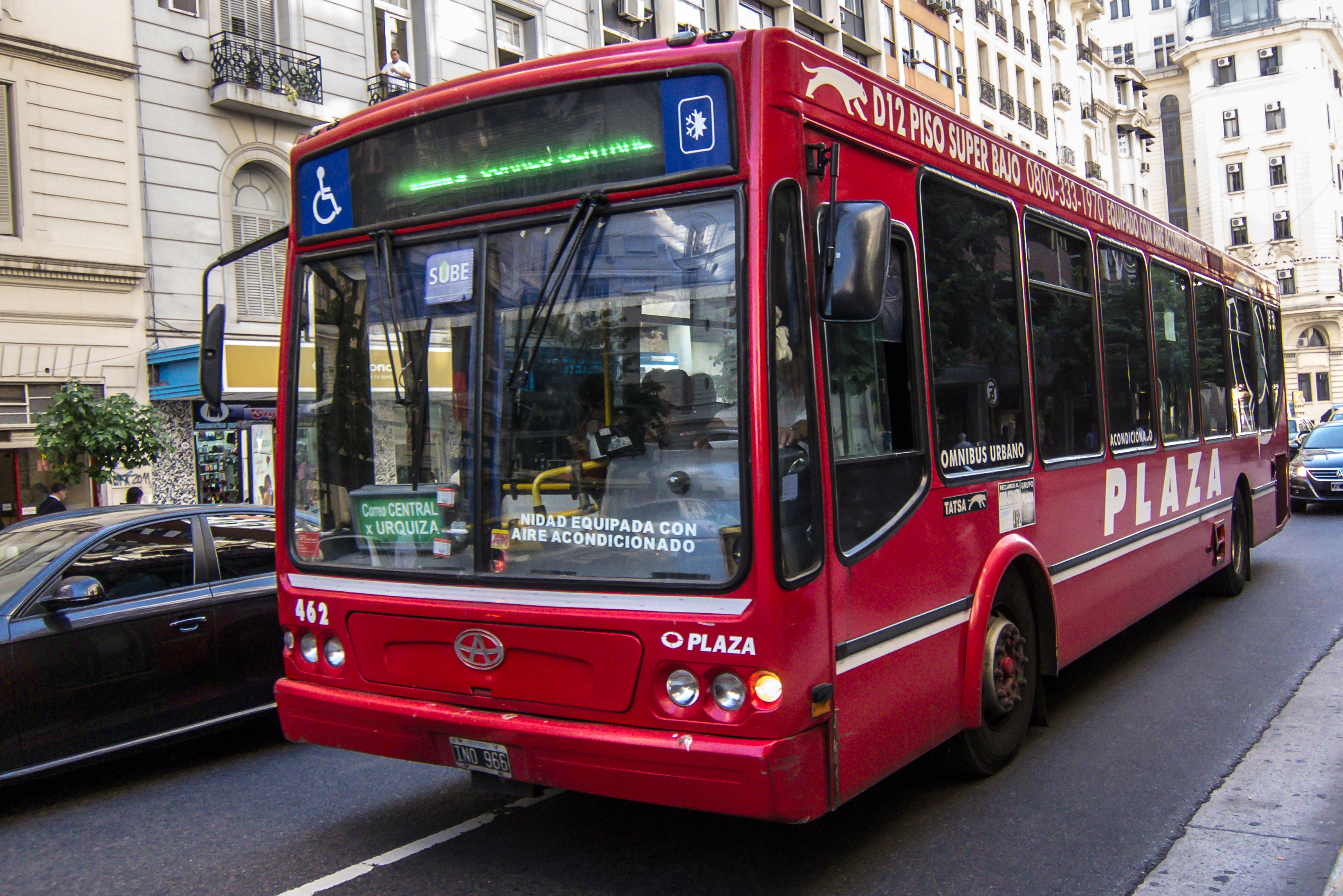 Colectivo de la Línea 140, interno 462, carrocería TATSA Puma D12, chasis TATSA, matrícula INO966. Calle Uruguay al 600, Buenos Aires, Argentina.