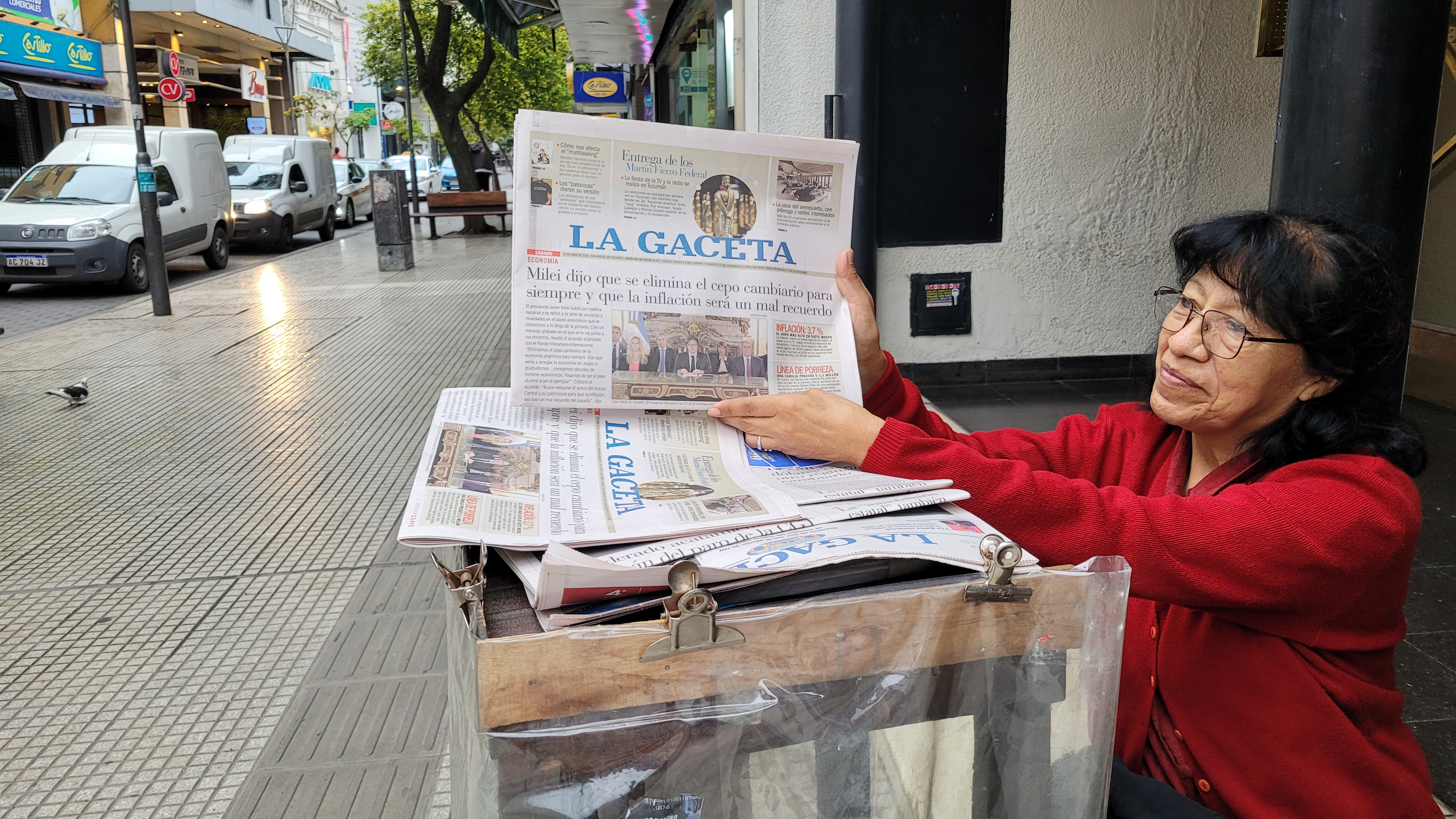 Puesto de canillita de Diario "La Gaceta" en pleno centro de la ciudad de San Miguel de Tucumán, a metros del Correo Central (edificio o lugar declarado monumento histórico nacional de Argentina).