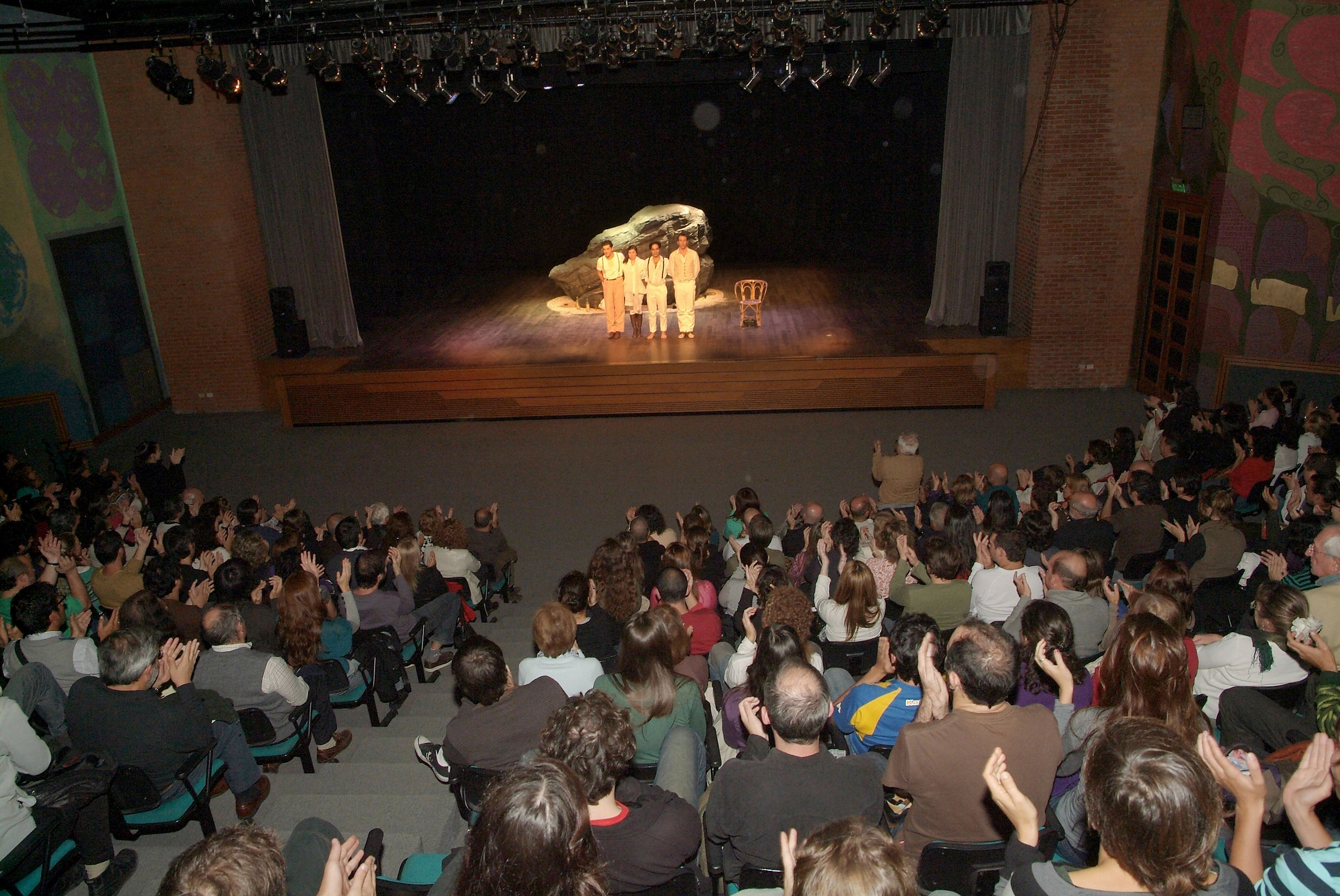Inauguración de la temporada de teatro con la obra "Ala de criados", escrita y dirigida por Mauricio Kartun y ambientada en un club de tiro al pichón de Mar del Plata donde se refugia la aristocracia 