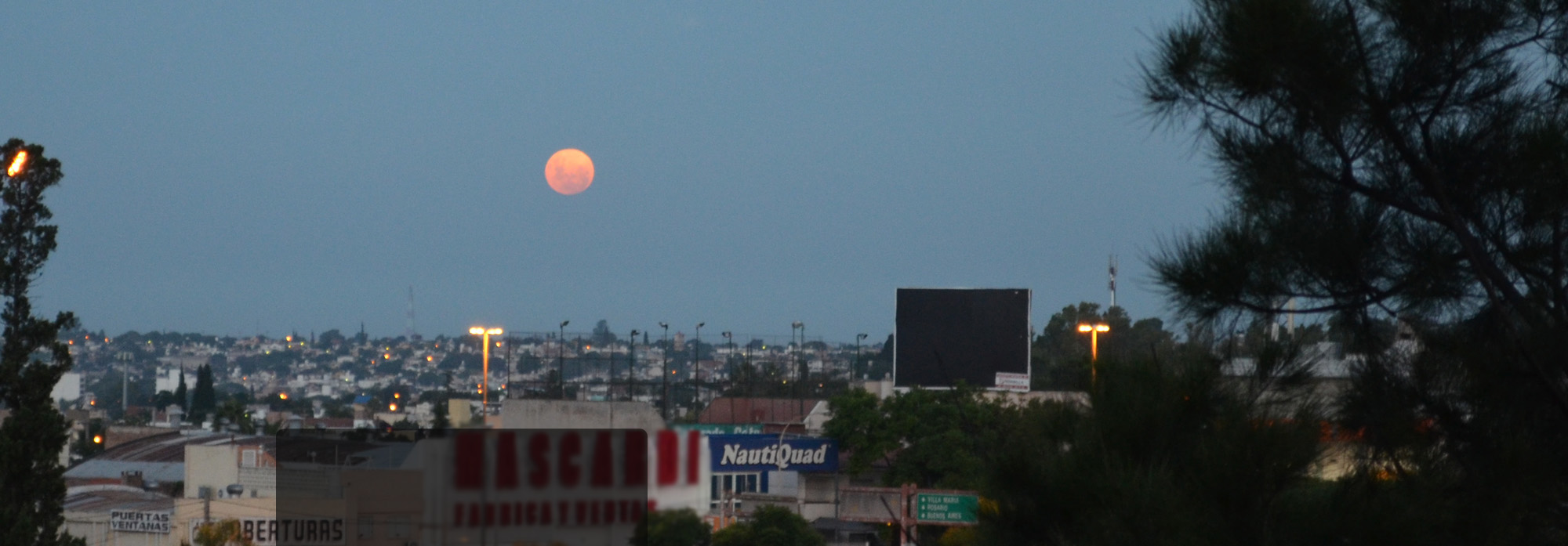 Ciudad de córdoba, donde se aprecian los barrios del Este, vistos desde el Parque Sarmiento. Al atardecer con la Luna.