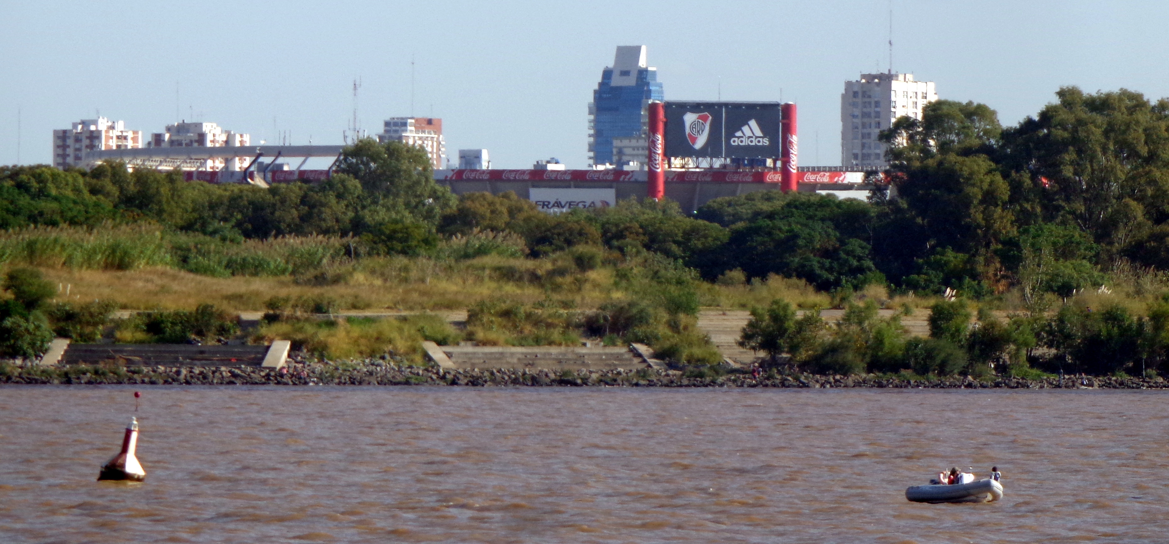Cancha del club River Plate vista desde el Río de la Plata. Buenos Aires, Argentina.