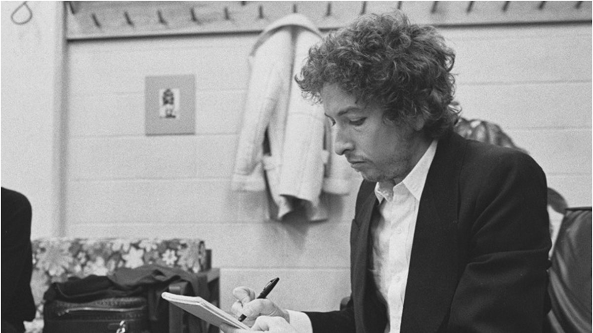 Diez años del Nobel de Bob Dylan: ¿la literatura salió del papel?