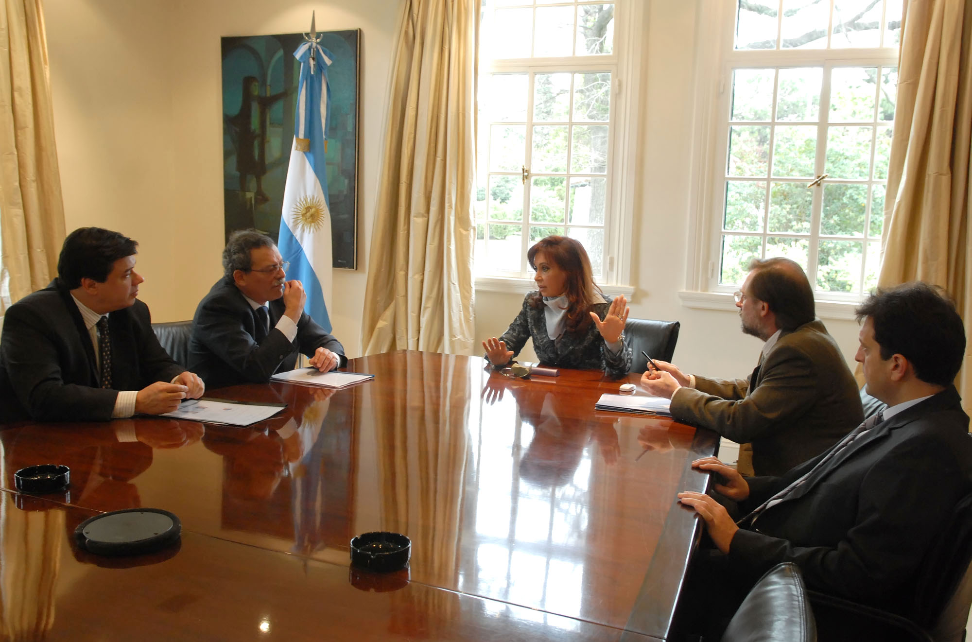 La Presidenta durante al reunión con los funcionarios de Economía y el jefe de Gabinete, quienes le informaron la recaudación del mes de septiembre