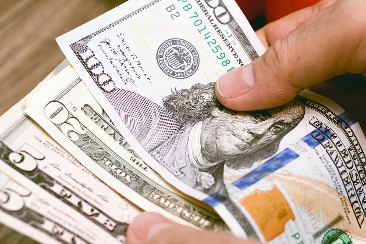 Dólar oficial $1.415 y blue $1.400: qué dejan las cotizaciones del 1° de mayo
