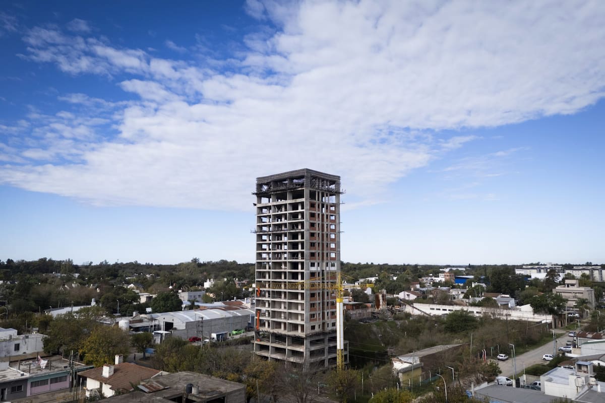 El elefante blanco de Escobar: piden demoler un edificio con riesgo estructural