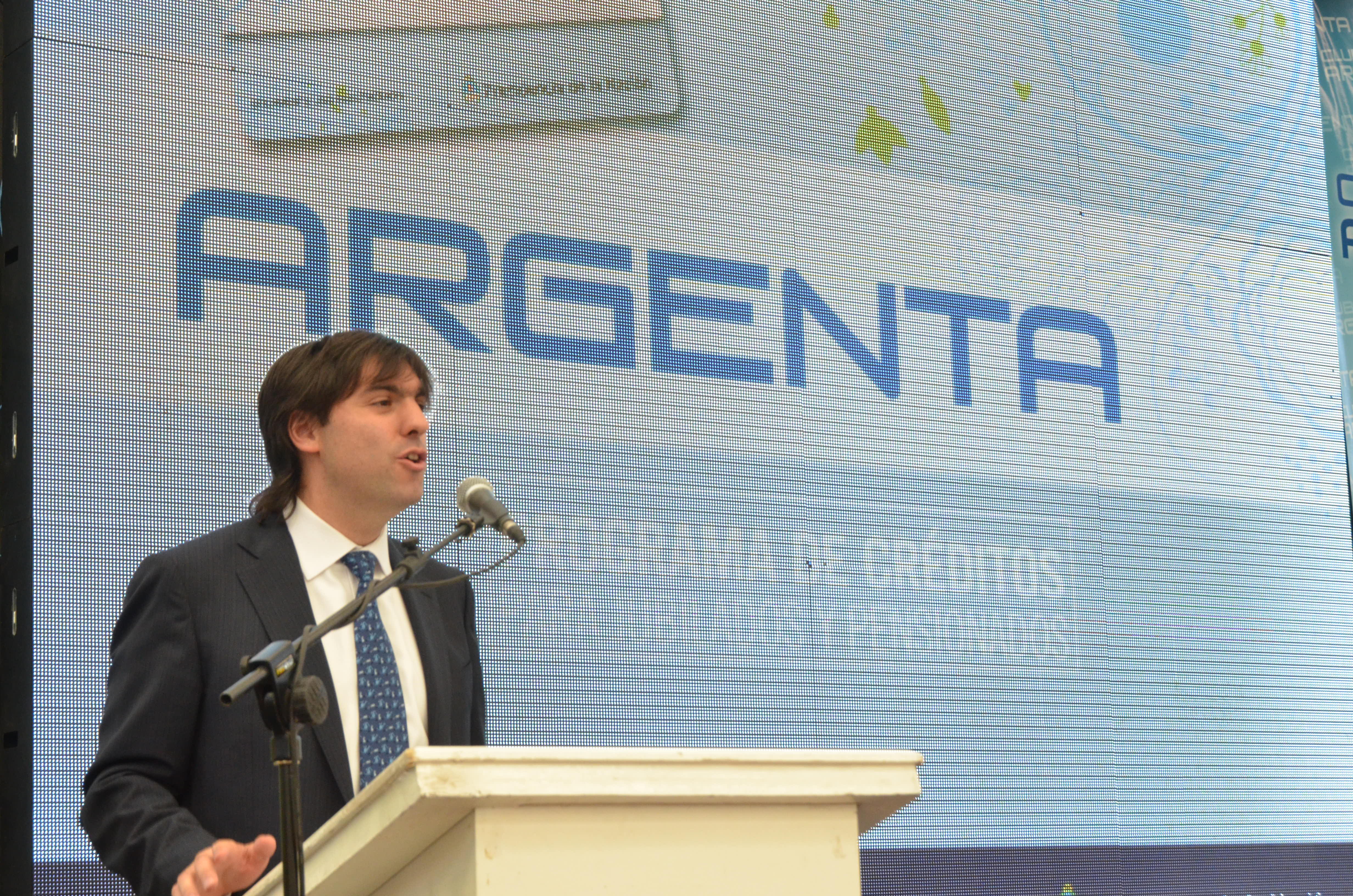 Diego Bossio, Director of ANSES (the Argentine social security administration) presented “Club ARGENTA,” a consumer credit program for the nation's senior citizens, in an August 30, 2013, ceremony in 