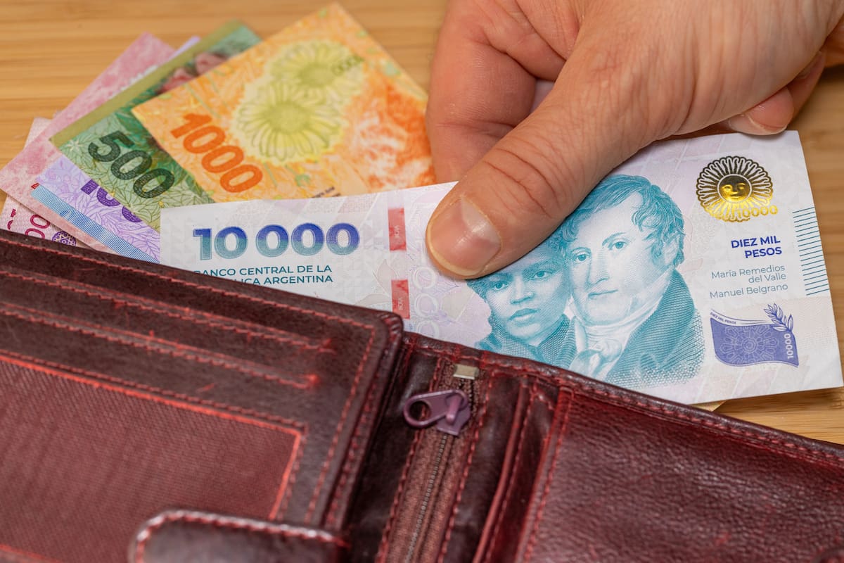 El gobierno dice que el salario registrado está 3% arriba desde noviembre, pero marzo mostró una caída mensual