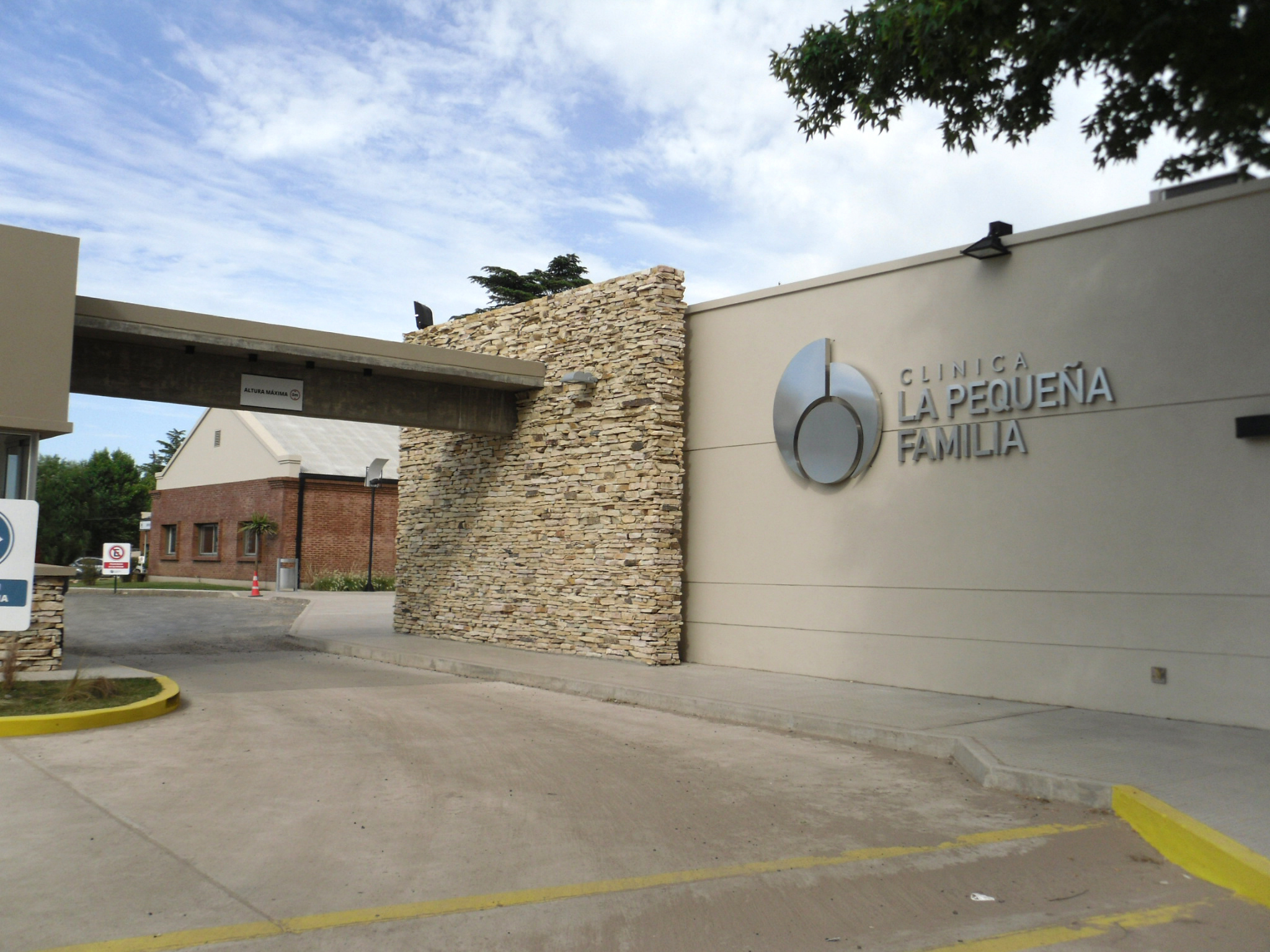 Entrada Principal de Clínica La Pequeña Familia