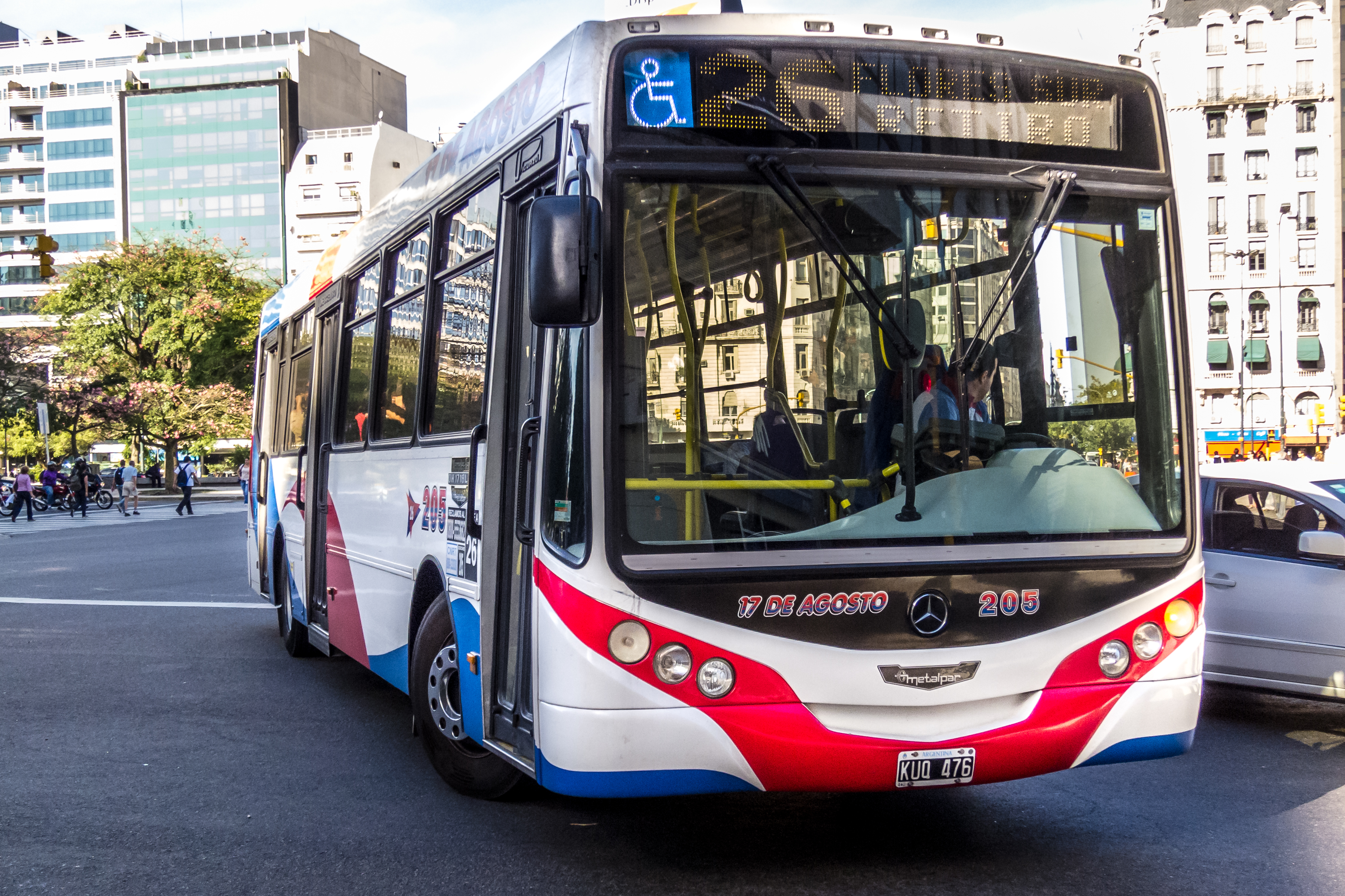 Colectivo de la Línea 26, interno 205, carrocería Metalpar Iguazú, chasis Mercedez-Benz OH 1718L-SB, matrícula KUQ476. Av. 9 de Julio y Córdoba, Buenos Aires, Argentina.