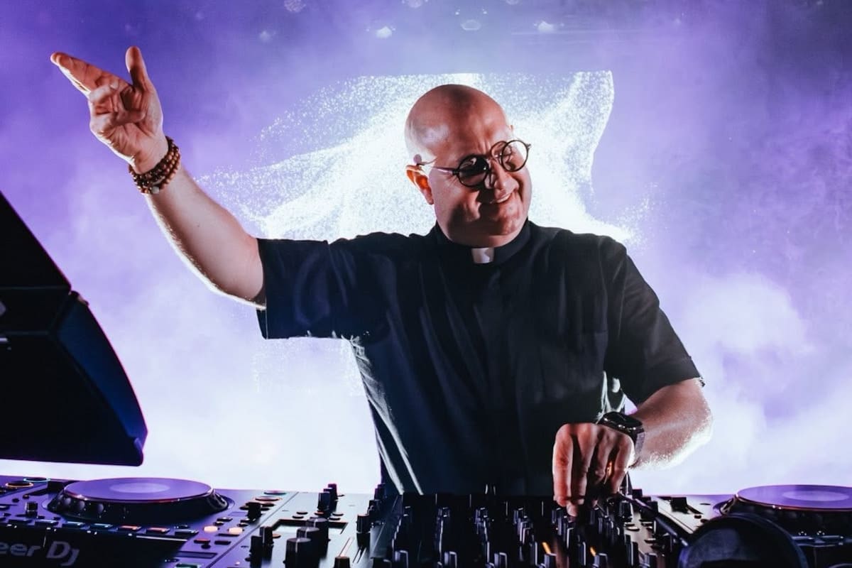 El padre Guilherme llega a Plaza de Mayo: un cura DJ que mezcla fe y espectáculo