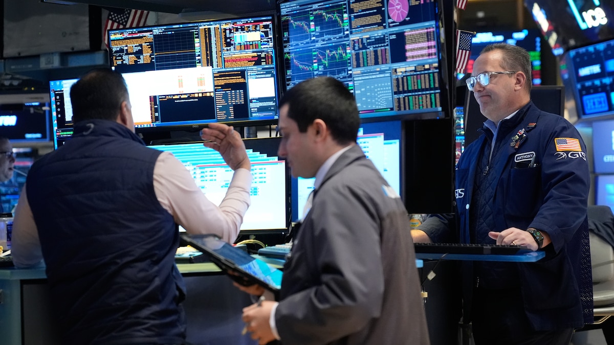 Energéticas suben en Wall Street; bancos y tecnológicas bajan en una jornada de cautela