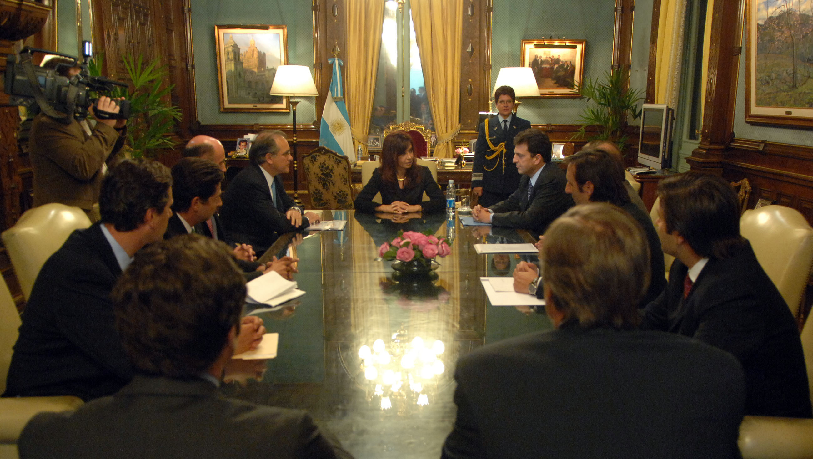 Cristina Fernández encabeza la reunión con banqueros que presentaron nueva propuesta de bonistas que quedaron fuera del canje en 2005.