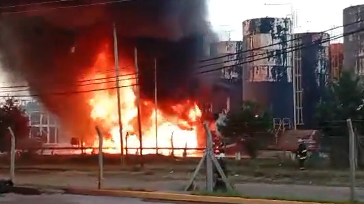 Incendio fatal en una refinería del Parque Industrial Pilar: un trabajador muerto