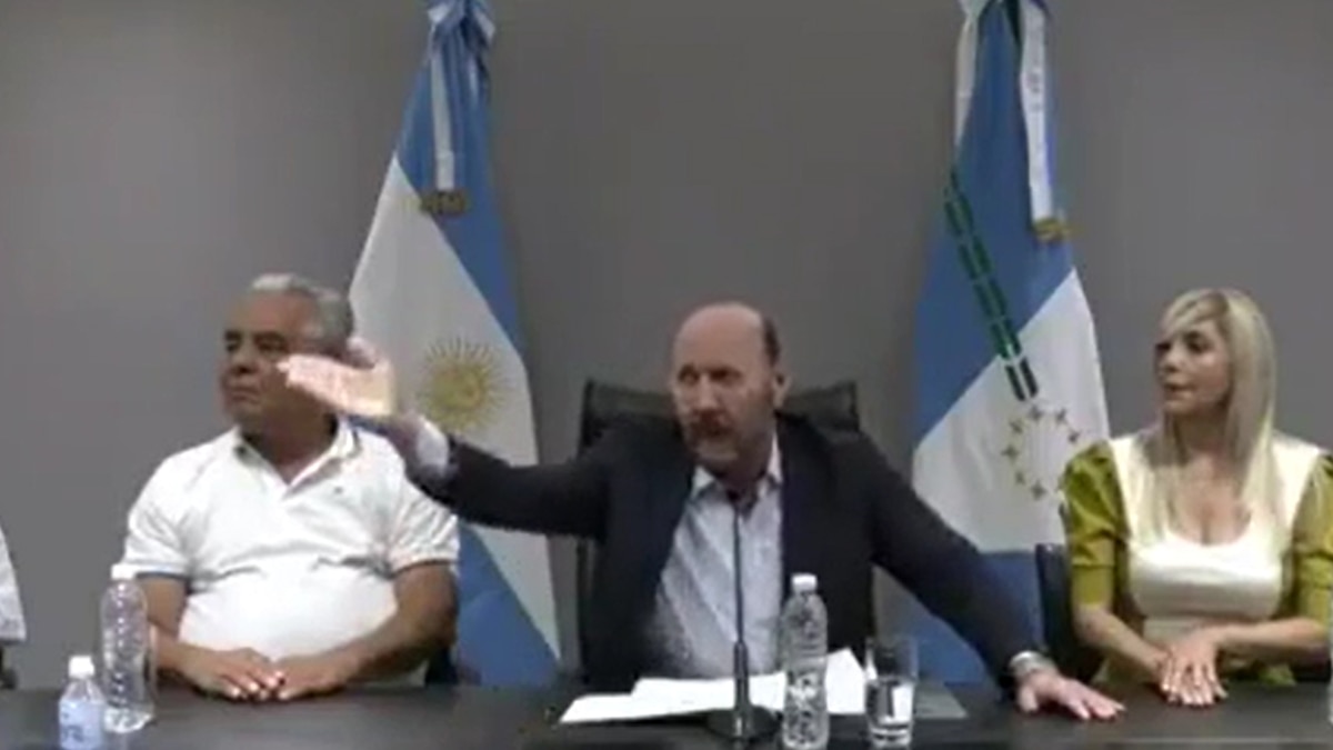 Insfrán cruzó a un periodista por preguntas sobre la suba de tarifas en Formosa