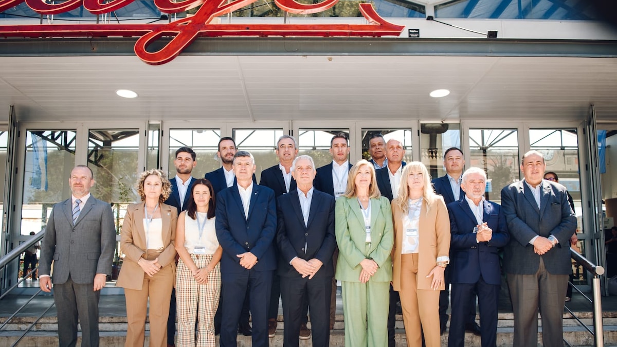 Intendentes piden repartir el impuesto a los combustibles y cuestionan retenciones de la Nación