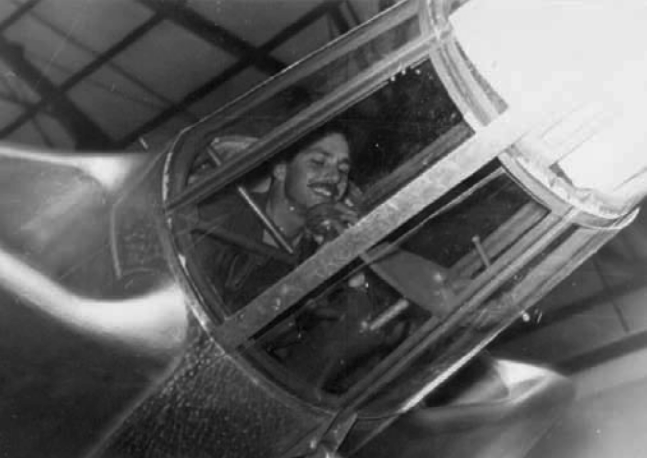 Conan Doyle en la cabina acristalada del FMA I.A. 37 planeador. Se aprecia el apoyo acolchado para el mentón, de la cabina "prone".