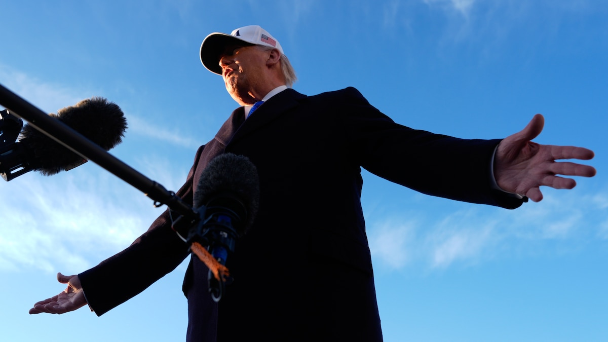 La Casa Blanca amenaza con revocar licencias por cobertura de la guerra con Irán