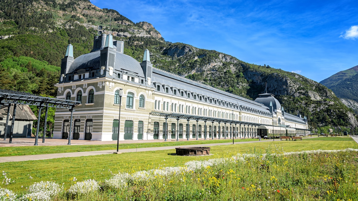 La estación de Canfranc renació como hotel cinco estrellas pero pone preguntas sobre patrimonio y transparencia