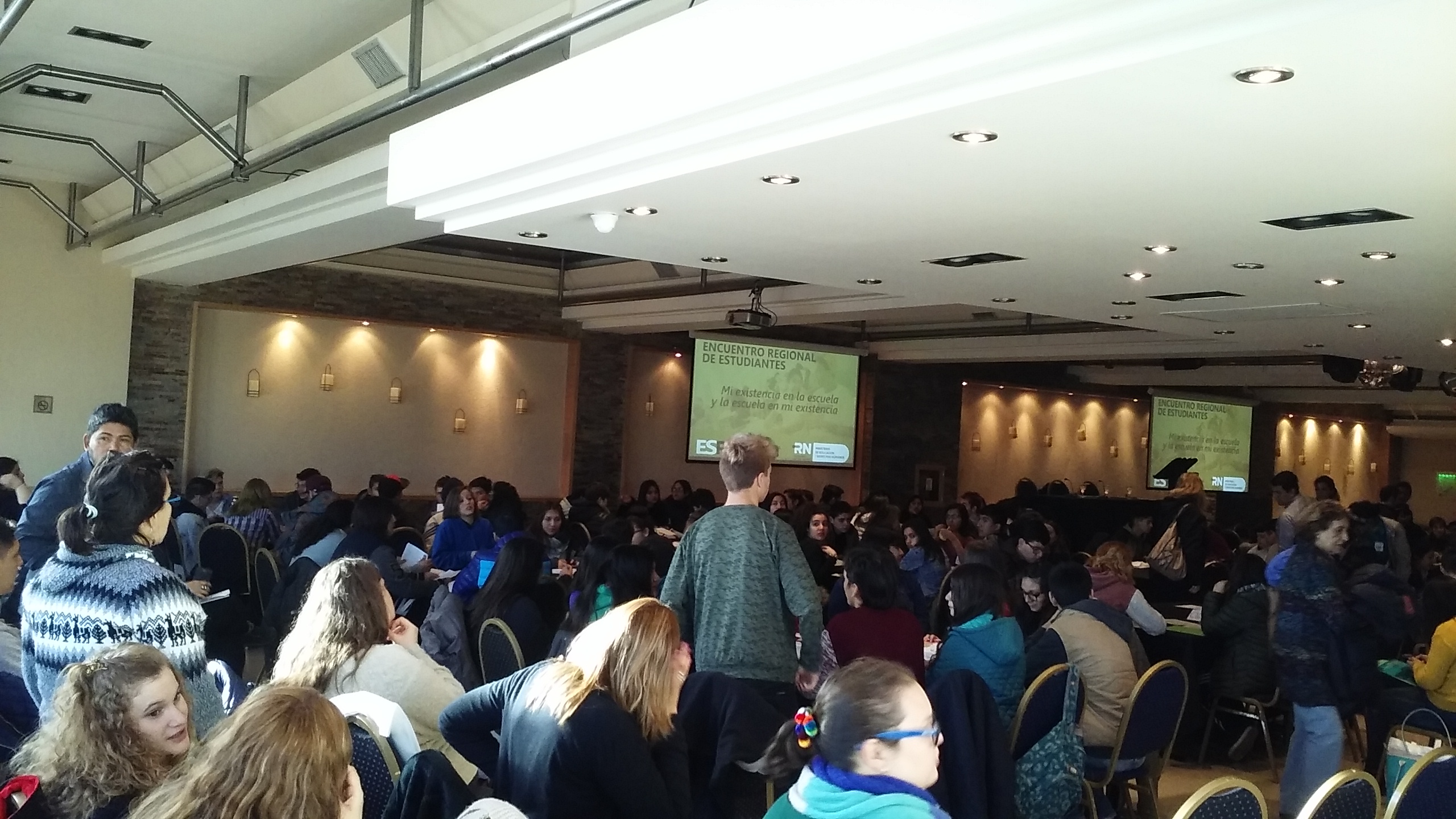 Encuentro donde se trabajo los lineamientos de la ESRN, entre los distintos actores de la comunidad educativa: docentes, directivos de colegios de la provincia, a la cual también participaron de maner