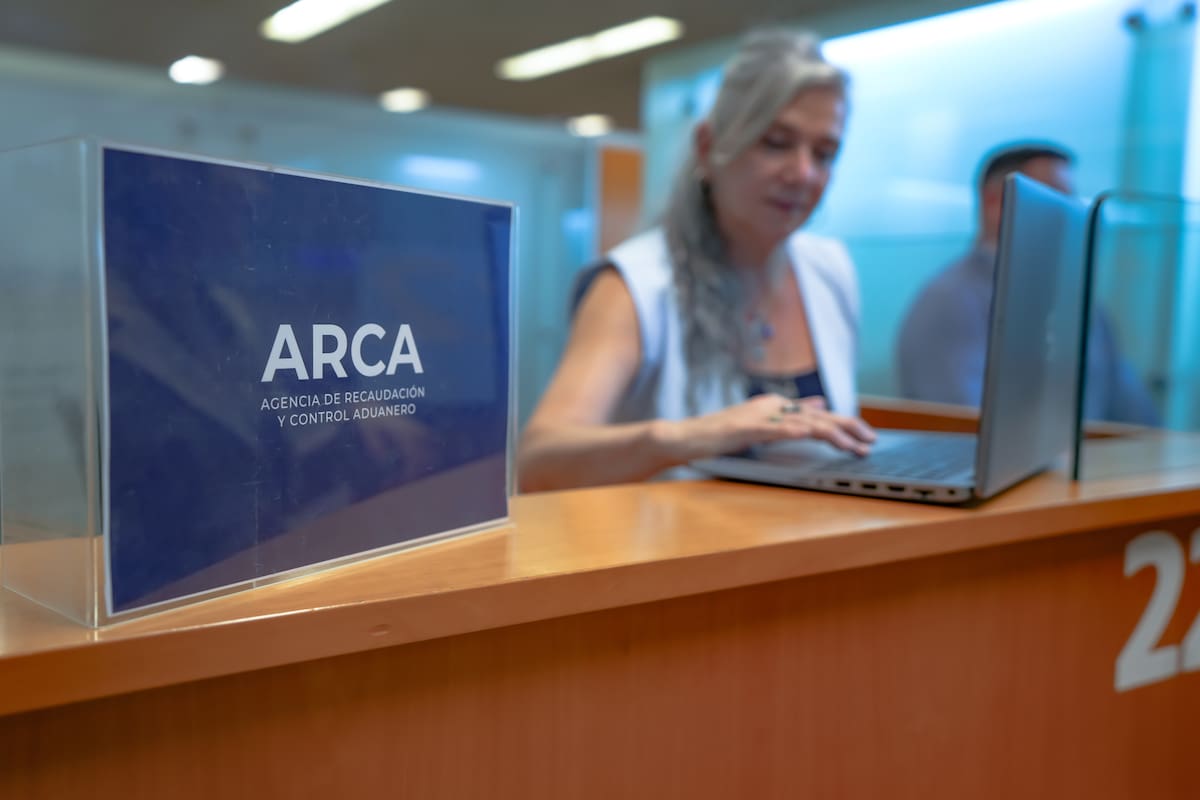 La recaudación cayó 9,7% real en febrero pese a suba nominal y golpea ingresos por comercio exterior