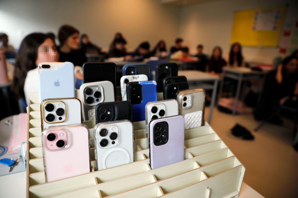 La Unesco: la mitad de los países ya regula el celular en la escuela