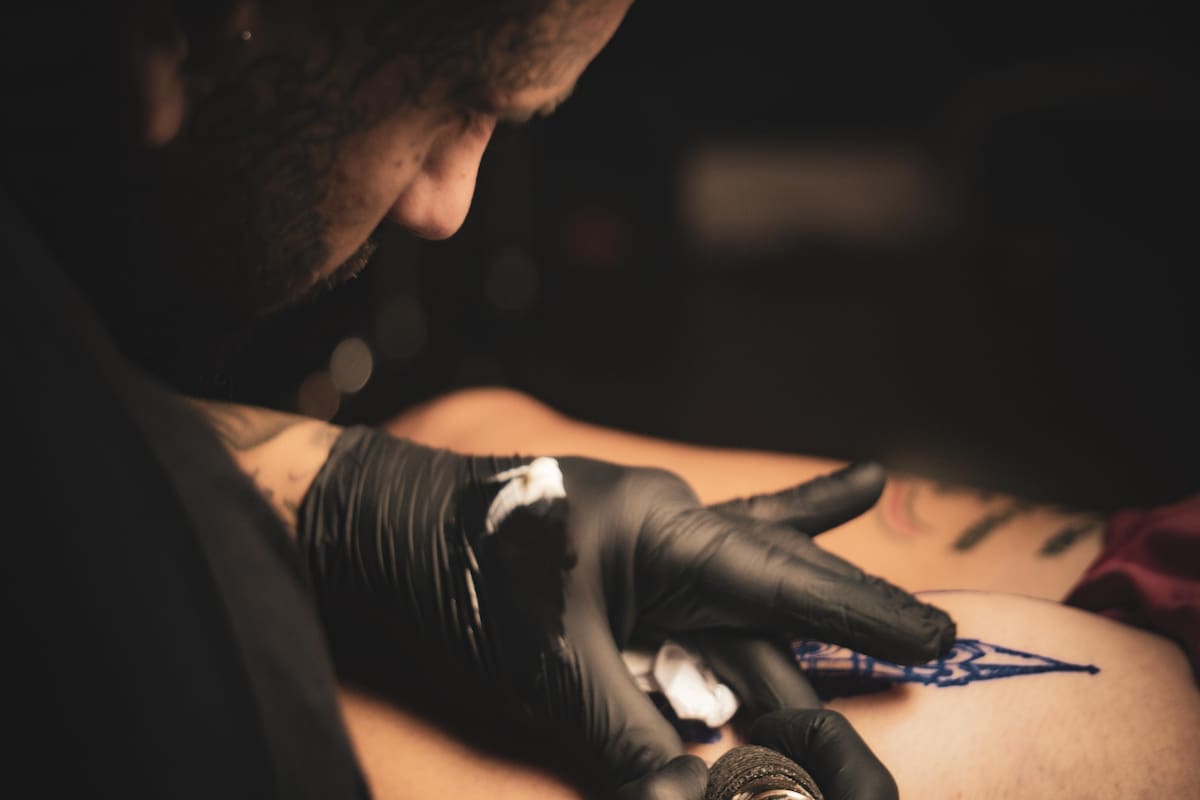 Le dispararon, perdió la movilidad y encontró en los tatuajes una salida