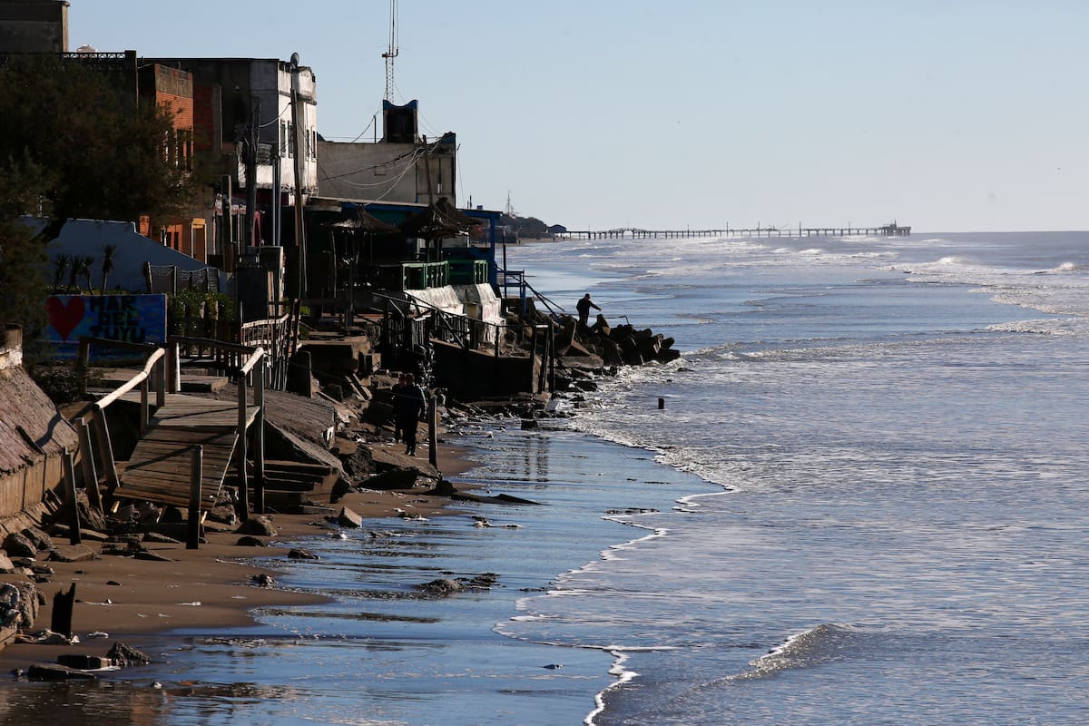 Mar del Tuyú: la playa retrocede y el mar queda a la altura de las casas