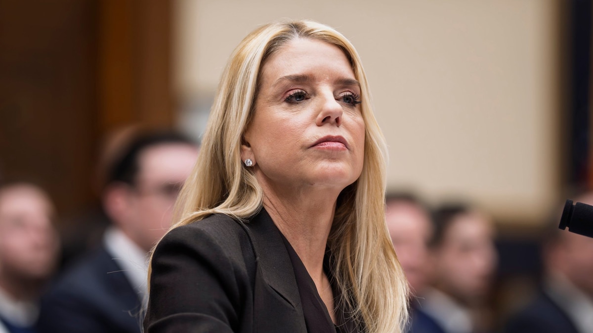 Pam Bondi se muda a una residencia militar tras amenazas, según The New York Times