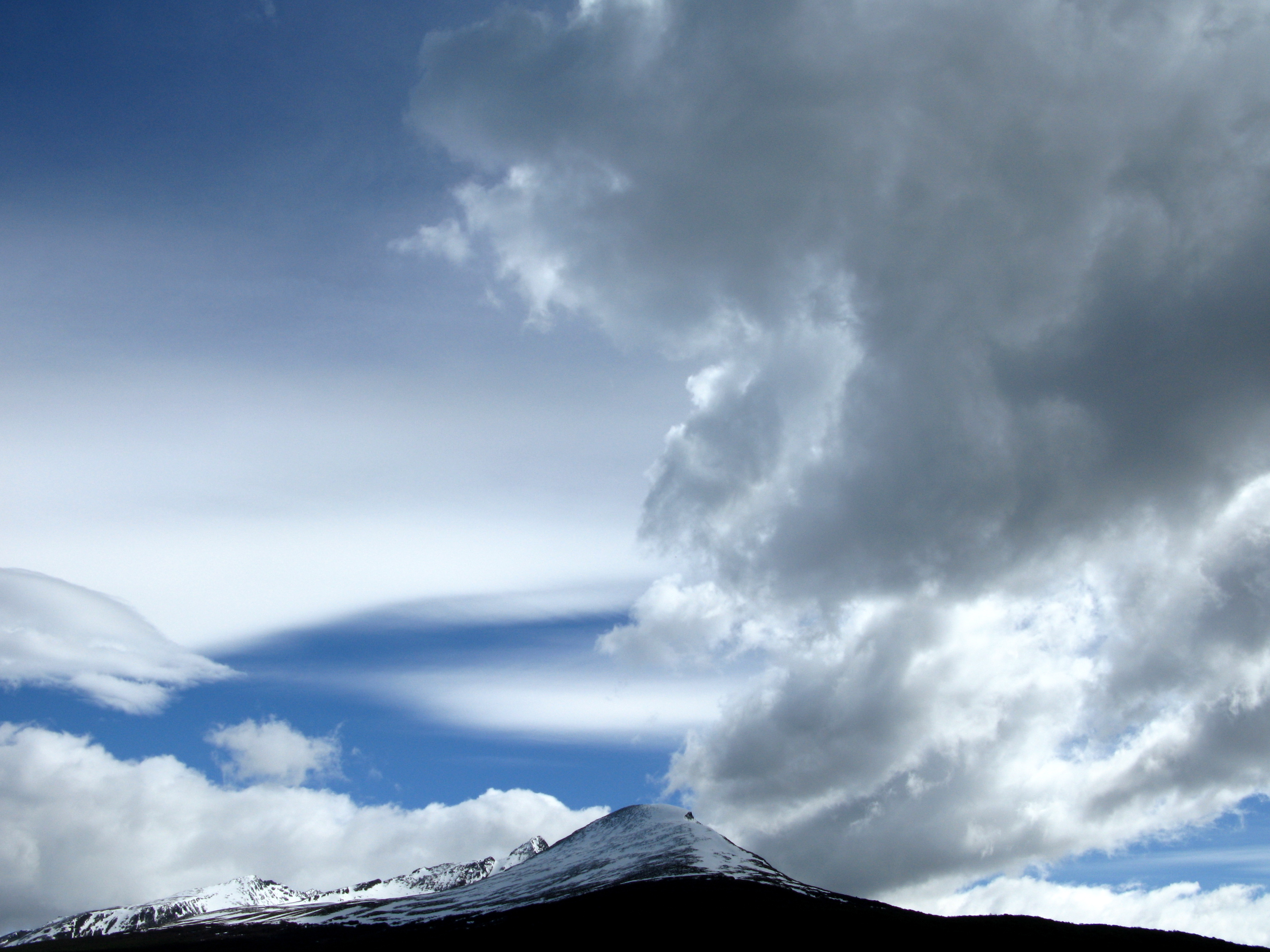 Cerro Cóndor - Parc national Tierra del Fuego - Terre de Feu - Patagonie (la ligne de crête marque la frontière entre l'Argentine et le Chili)