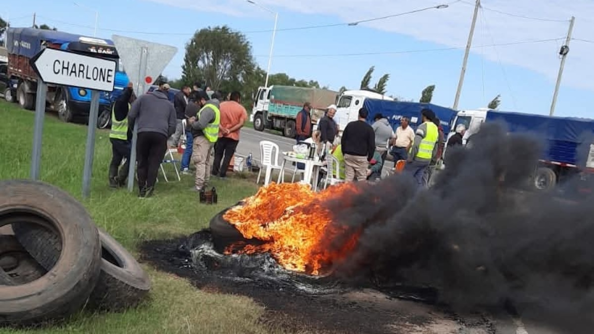 Piden policía para liberar rutas mientras persisten bloqueos de camiones con granos