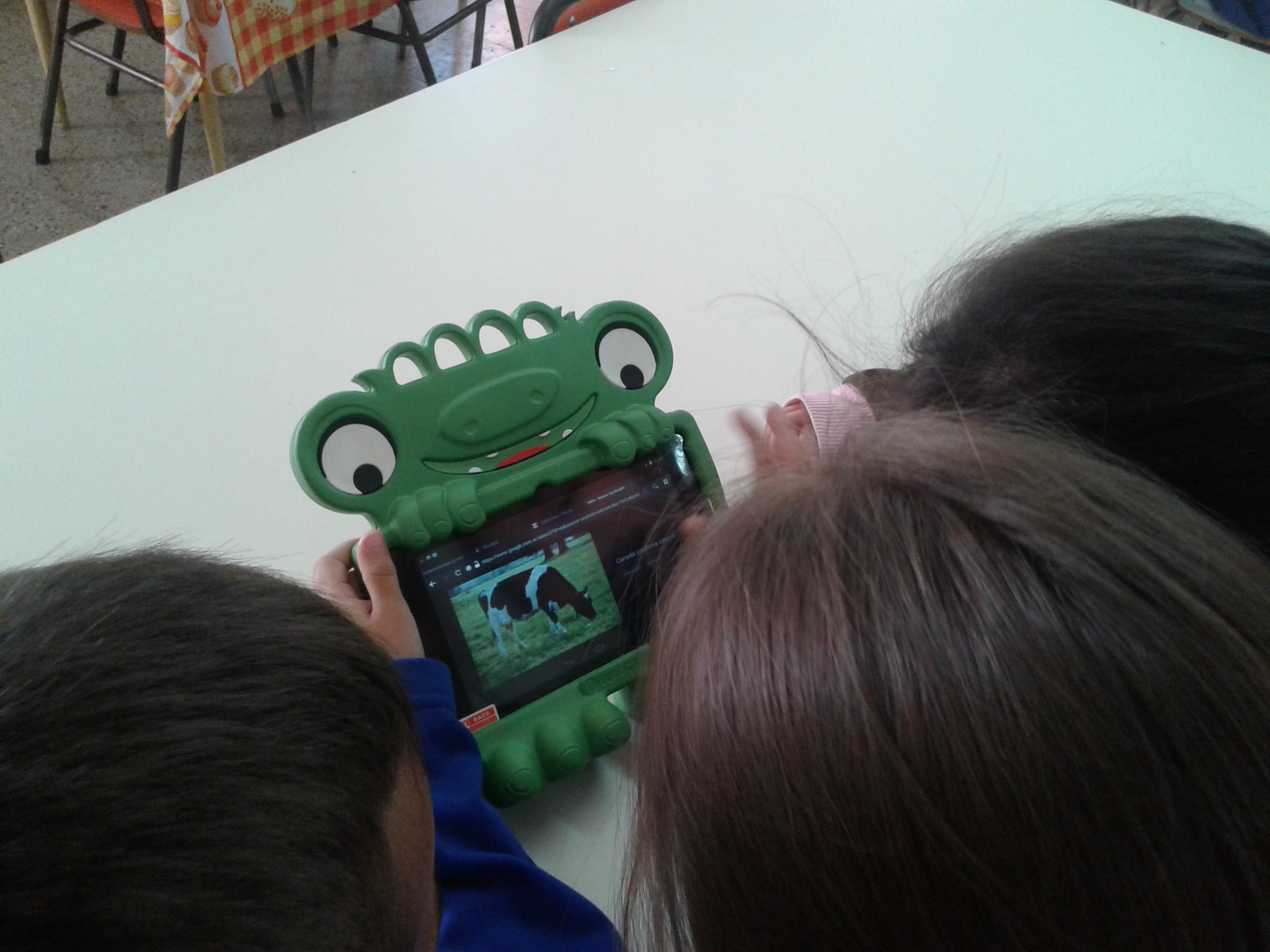 Niños jugando aprenden a investigar con las tabletas. Córdoba,ARGENTINA