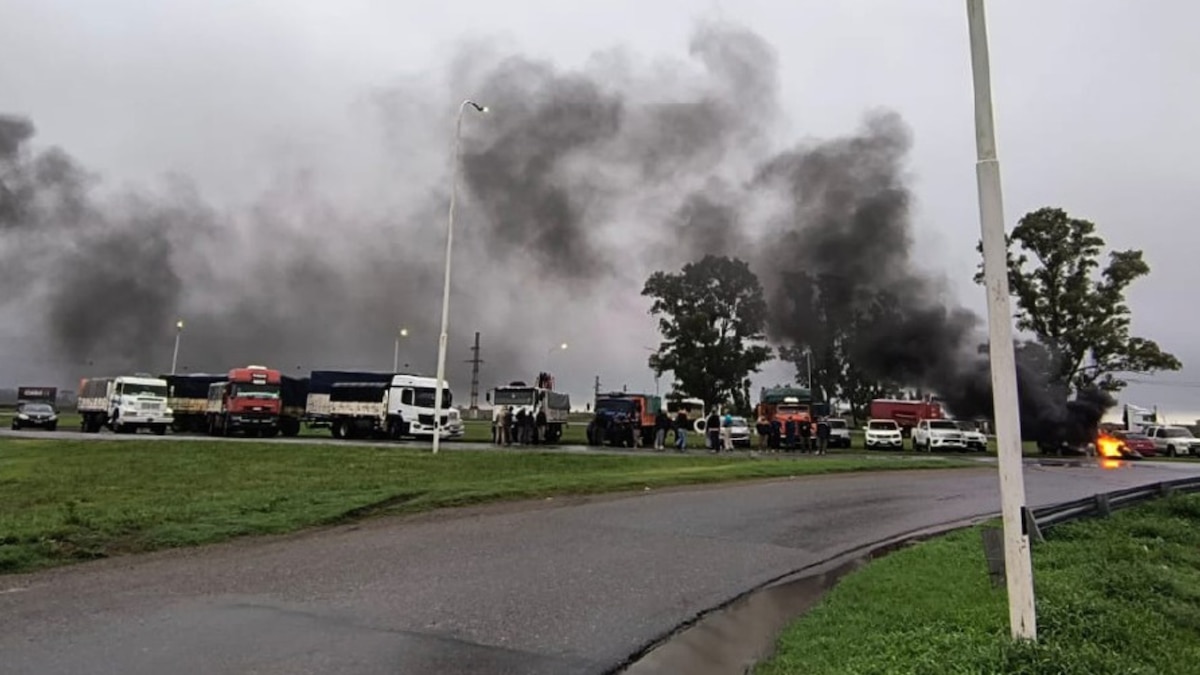 Protesta de transportistas corta el paso a los puertos y exige 30% de aumento