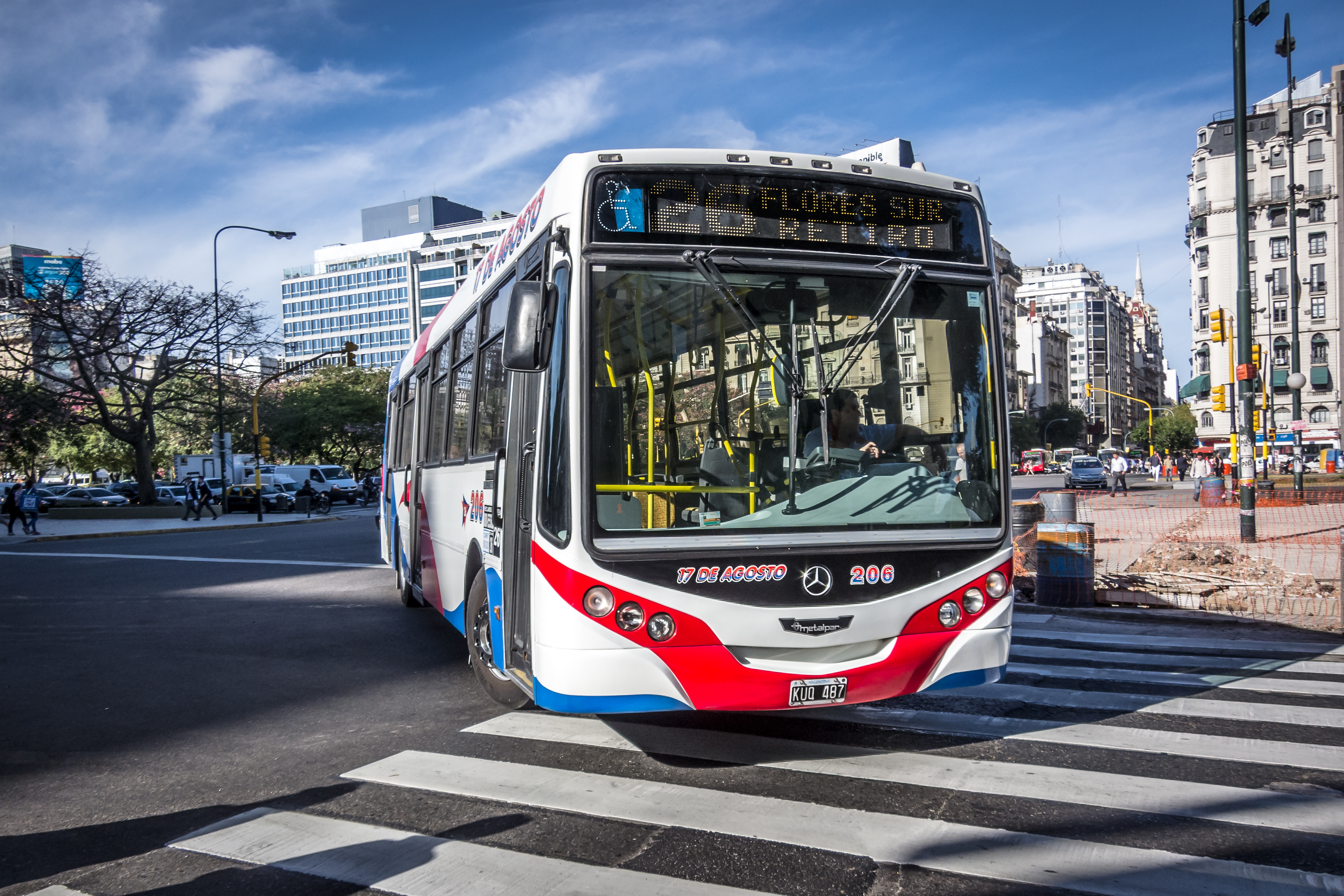 Colectivo de la Línea 26, interno 206, carrocería Metalpar Iguazú, chasis Mercedez-Benz OH 1718L-SB, matrícula KUQ487. Buenos Aires, Argentina.
