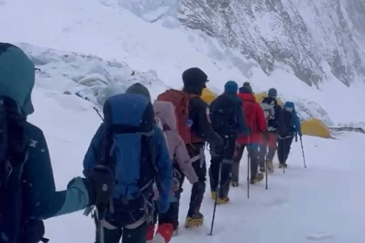 Récord en el Everest: 274 escaladores alcanzaron la cumbre en un solo día