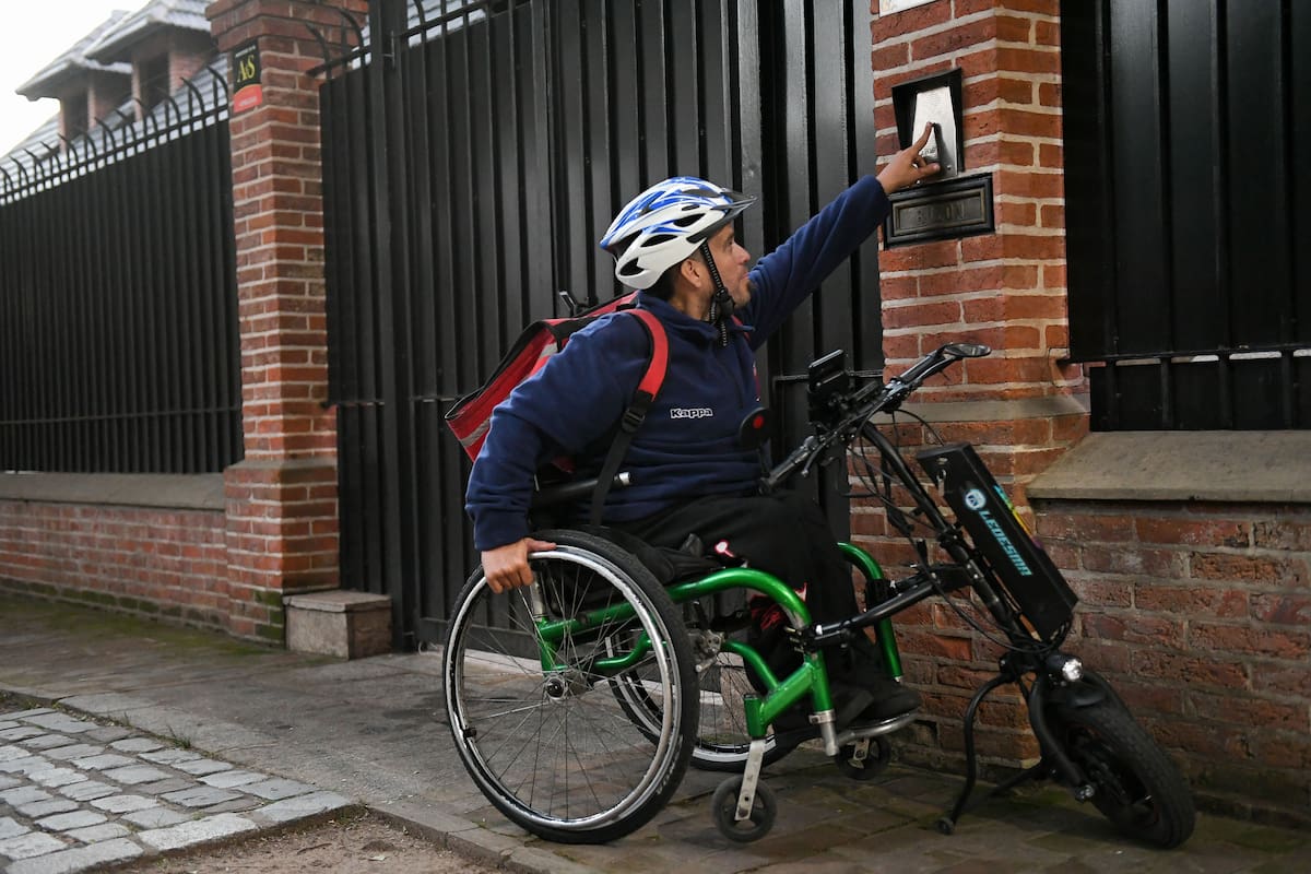 Repartir para no depender: 11 horas diarias en handbike para complementar una pensión