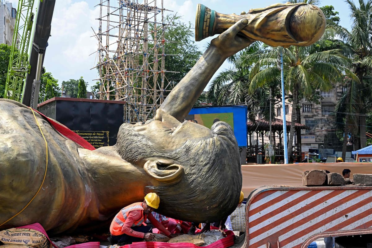 Retiran en Calcuta la estatua gigante de Messi por riesgo estructural