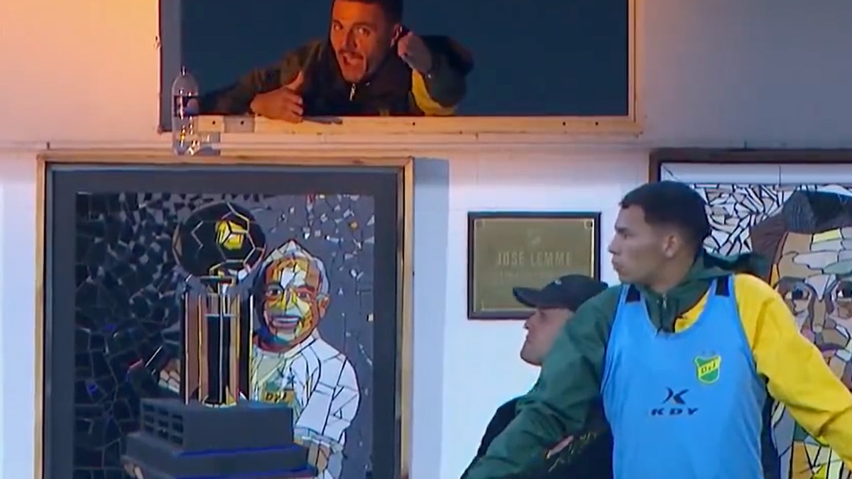 Soso volvió a ser expulsado y Defensa y Justicia ganó 2-0 pese al caos