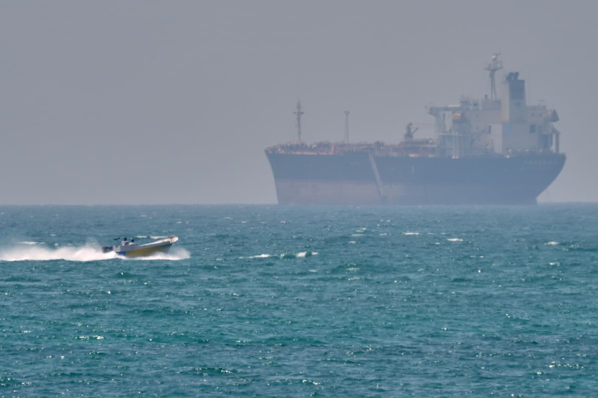 Trump dice mantener conversaciones “positivas” con Irán y lanza plan para escoltar barcos