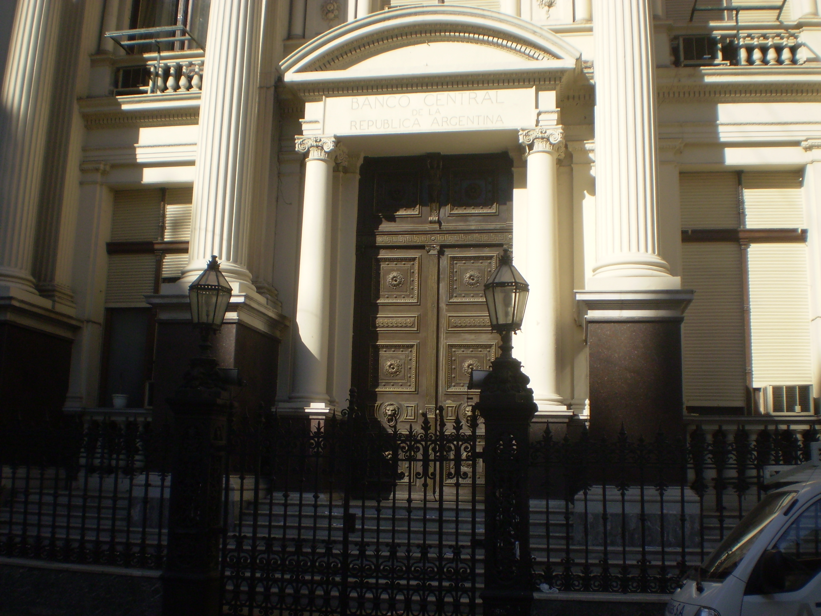 Fachada de la sede del Banco Central de la República Argenina, parte inferior